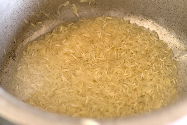 http://www.flavorsofmumbai.com/wp-content/uploads/2015/11/How-to-cook-rice-on-gas-stove-3.jpg